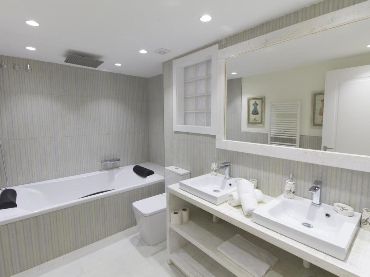 Sitges Spaces Mediterranean Apartments 5 Bedrooms, 4 Bathrooms, 75M2 Terrace, Centre Sitges- Sleeps 11 Esterno foto